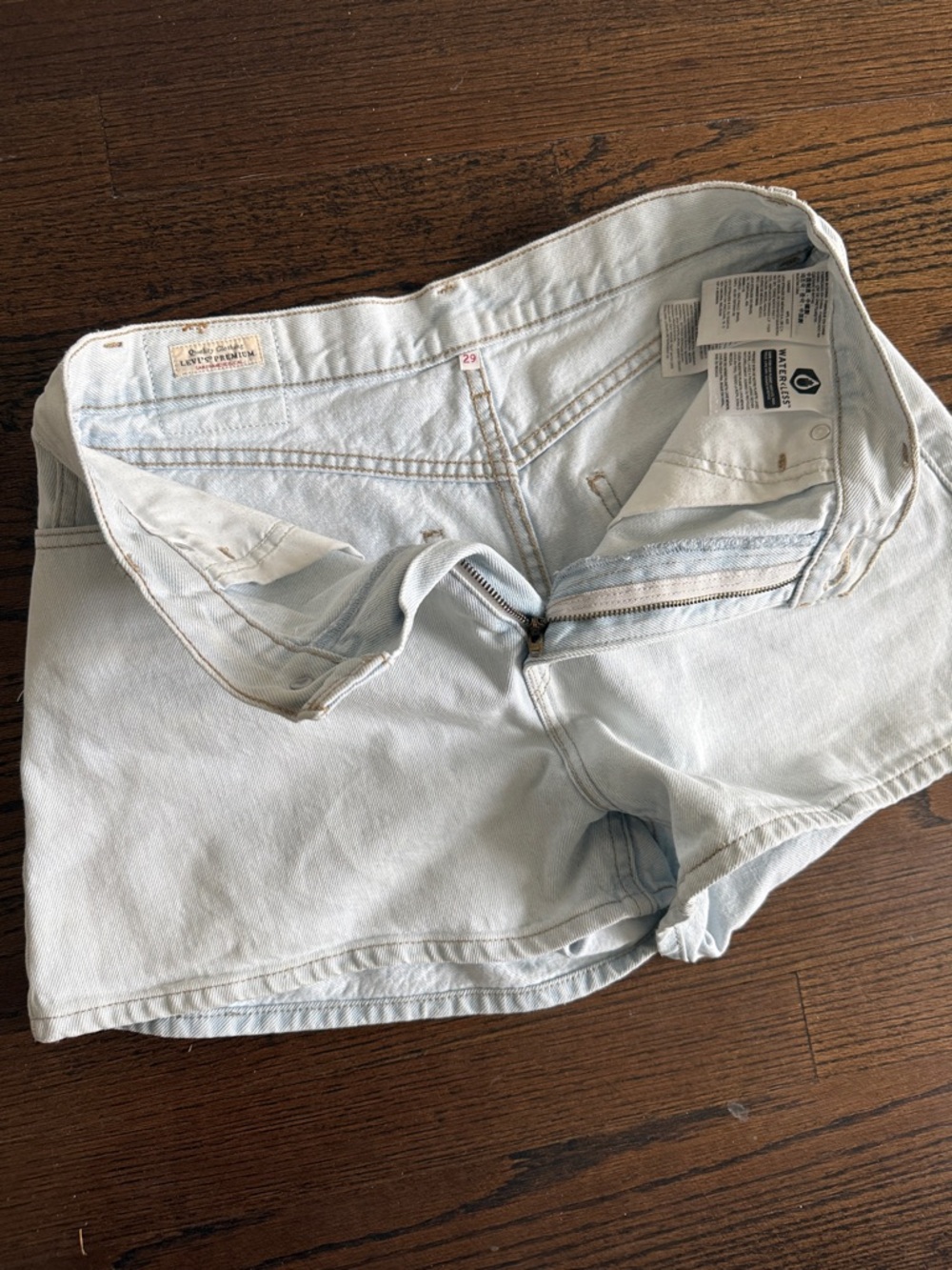 LEVIS Light Wash Denim Women’s Shorts